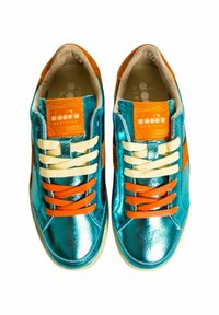 Sneakers metallici turchesi con accenti arancioni, dotati di lacci color crema e una superficie texturizzata. Comprendono un logo sulla linguetta.