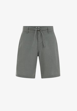 Sivé šortky po kolená s pútkami na opasok, zapínaním na gombík a viazaným látkovým opaskom v páse.