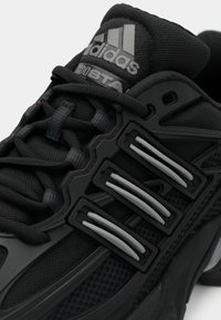 adidas Originals Sportcipő - core black/silver-coloured metallic