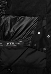 Schwarze Daunenjacke innen mit glattem Satinfutter, strukturiertem Stoff und einem elastischen Markenband. Druckknöpfe sichern das Design.