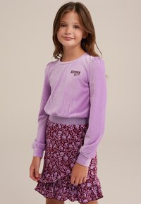 Svetlofialová rebrovaná dlhá blúzka s textom "ADORE", v kombinácii s bordovou sukňou s kvetinovým vzorom a volánmi, ktorá má textúrovaný pás.