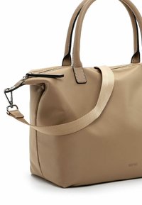 Borsa tote sintetica beige con doppi manici, tracolla in tessuto regolabile, chiusura con zip e branding discreto sul davanti.