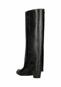 Czarny, skórzany kozaki do kolan o eleganckim designie, szerokiej cholewce i obcasie typu klocek. Gładka faktura, minimalne przeszycia, bez ozdób.
