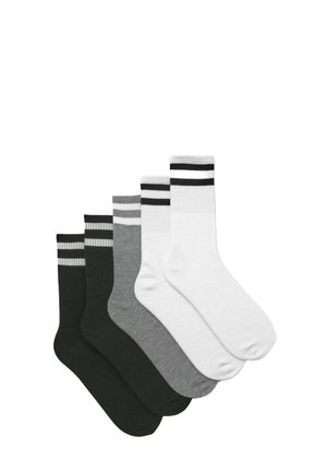 Cinque paia di calzini per il lavoro in nero, grigio scuro, grigio chiaro e bianco, con strisce nere a contrasto nella parte superiore. Morbido, dalla texture a coste.