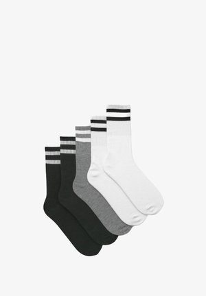 Pięć par skarpetek załogowych w kolorze czarnym, ciemnoszarym, jasnoszarym i białym, z kontrastującymi czarnymi paskami na górze. Miękka, ryfrowana faktura.
