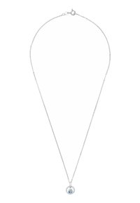 Collana d'argento con una delicata catena, caratterizzata da un ciondolo circolare con una pietra blu centrale e pietre accentate circostanti.