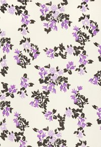 Weißer Stoff mit einem verstreuten Muster aus kleinen lila Blumen und schwarzen Blättern in Gruppen.