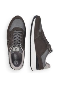 Bruna och grå sneakers med en texturerad mesh-överdel, släta mockadetaljer, rund tå och vadderad sula. Har kontrasterande sömmar och snören.