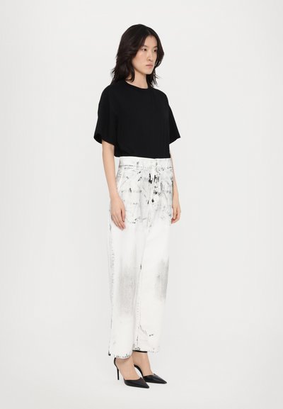 MOSCHINO LAUREL CROWN EMBLEM - Wide leg - fantasia bianco