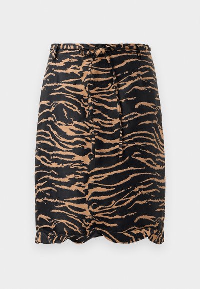 Fekete és barna tigriscsíkos szoknya, sima anyagból készült, kötött derékkal és hullámos szegéllyel.