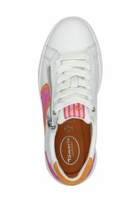 Sneaker bianco con accenti rosa e arancioni, con pattern testurizzati e una zip laterale. Presenta lacci bianchi piatti e una soletta marrone.