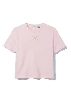 Ανοιχτό ροζ κοντομάνικο crop top με ένα μικρό γραφικό φλιτζάνι τσαγιού και διαγραμμένα λουλούδια στη μέση της περιοχής του στήθους.