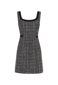 Robe en tweed noir et blanc avec un décolleté carré, une silhouette ajustée, des accents noirs à la taille et des boutons décoratifs à la taille.