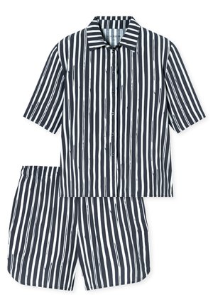 Kortærmet knap-op skjorte og matchende shorts i sorte og hvide lodrette striber. Blødt stof med en afslappet pasform og elastisk talje.