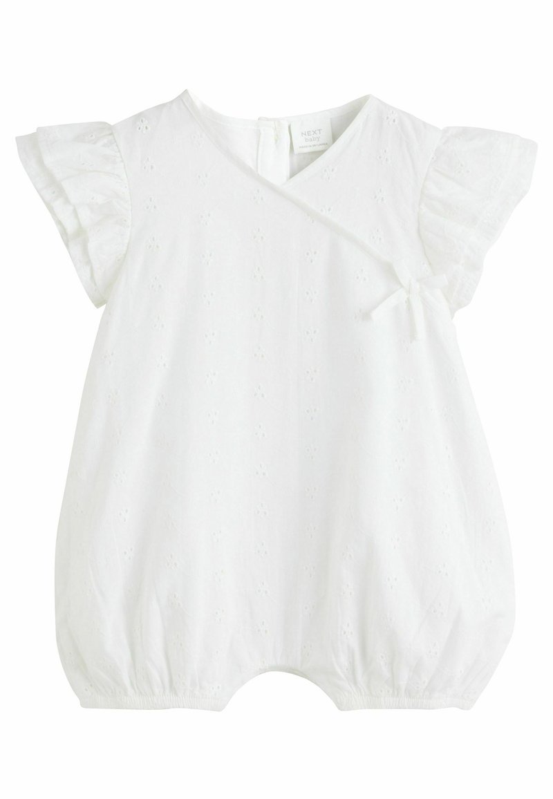 Combinaison bébé blanche avec un design croisé, des manches courtes à volants et des ouvertures pour les jambes élastiquées. Un motif à œillets floraux ajoute de la texture.