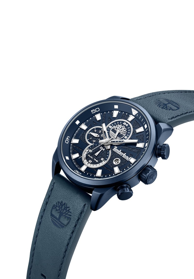 Dunkelblaues Chronograph-Uhr mit strukturiertem Zifferblatt, silbernen Akzenten und einem passenden Lederarmband, das mit einem Logo geprägt ist. Verfügt über drei Ziffernblätter.