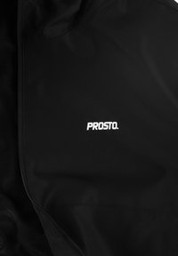 Czarna kurtka o gładkiej, matowej teksturze, z widocznym białym logo "PROSTO." w pobliżu zamka błyskawicznego. Zaprojektowana z kapturem i eleganckimi liniami.