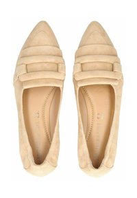 Bailarinas de ante beige con punta afilada, que presentan un diseño plisado cerca de la abertura y un forro interior suave. Suela simple y plana.