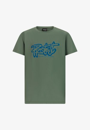 Groene T-shirt met korte mouwen met blauw "Protest" logo en kleine tekst "Original Surfing Goods" aan de voorkant, ronde hals.