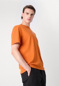 BOSS TCHUP - T-Shirt basic - open orange
