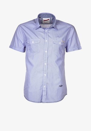 Chemise à manches courtes bleu clair en coton avec un motif rayé, comportant deux poches poitrine et une fermeture boutonnée à l'avant.