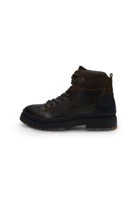 Stivaletto in pelle marrone con punta tonda, colletto imbottito, chiusura con lacci, pannelli laterali texturizzati e suola in gomma resistente.