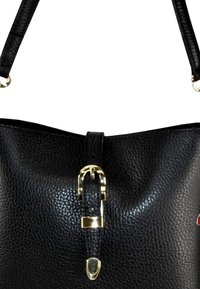 Zwarte leren handtas met een gestructureerde afwerking, voorzien van een gouden sluiting en schouderbanden. Compact ontwerp met opvallende slanke details.