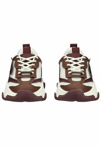 Braune und weiße Sneaker mit einem Obermaterial aus Mesh, dicker Gummisohle, kontrastierenden Akzenten und Schnürsenkeln. Lasche an der Ferse für einfaches Anlegen.