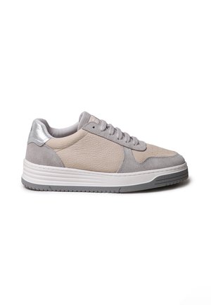 Grå sneakers med en kombination av mocka och strukturerat läder, vit mellansula och silvermetallisk accent på hälen, lågprofildesign.