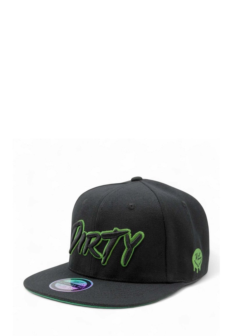 Musta snapback-lippalakki, jossa on vihreällä brodeerattu "DIRTY"-teksti, tasainen lippa ja pyöreä logo sivussa. Tekstuuri ja rakenteellinen muotoilu.