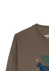 Bruine sweatshirt met een ronde hals en lange mouwen, voorzien van een geïllustreerde blauwe tijger, gouden sterren en een ontwerp van groene bladeren op de voorkant.