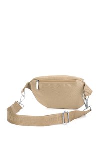 Marsupio beige in tessuto con chiusura a zip, tracolla regolabile e accessori in metallo color argento. Presenta una tasca frontale e una superficie testurizzata.