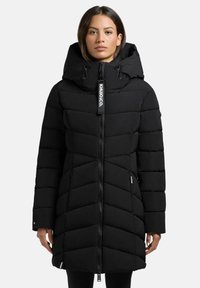 Svart dunjakke med høy krage, chevronmønster, glidelås og sidelommer; materialet virker glatt og isolert.