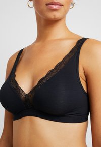 Hanro SOFT CUP - Kaarituettomat rintaliivit - black