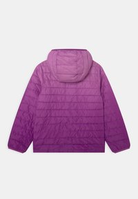 Fioletowa kurtka puchowa z kapturem, z pikowanym wzorem i gładką teksturą. Materiał ma gradient od jasnego do ciemnego fioletu.
