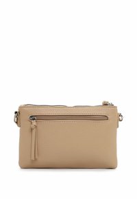 Beige läder crossbody-väska med en strukturerad yta, dragkedjestängning i toppen och en extra dragkedjeförsedd framficka med en tofsdetalj.