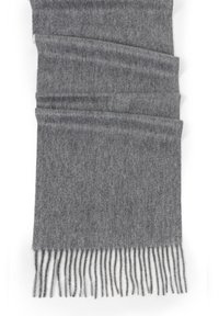 Szary wełniany szalik o miękkiej fakturze, z frędzlami na końcach i gładkim wykończeniem. Złożony w sekcje do ekspozycji.