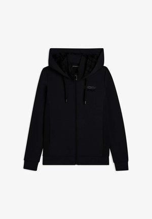 Sudadera negra con cremallera, bolsillos frontales, capucha con cordón y logo sutil en el pecho izquierdo, mostrada sobre un fondo blanco.