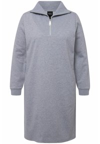 Vestido gris con cremallera y cuello alto, de mangas largas y corte relajado, fabricado en un tejido suave. Presenta una cremallera de un cuarto en la parte delantera.