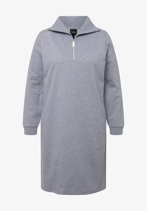 Vestido gris con cremallera y cuello alto, de mangas largas y corte relajado, fabricado en un tejido suave. Presenta una cremallera de un cuarto en la parte delantera.