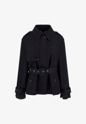 Cappotto lungo nero con colletto alto, chiusura a bottoni, vita regolabile con cintura e dettagli di polsini ripiegati. Realizzato in un tessuto liscio e leggero.
