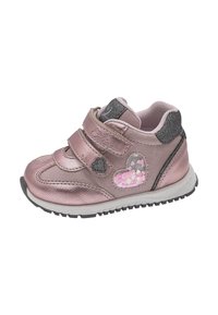 Růžové syntetické tenisky s suchým zipem, šedými detaily, nášivkou ve tvaru srdce s flitry a texturovaným svrškem. Gumová podrážka pro lepší trakci.