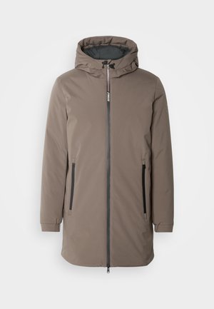 Parka impermeable marrón con capucha, cierre frontal con cremallera y bolsillos laterales. Presenta puños elásticos y una textura suave.