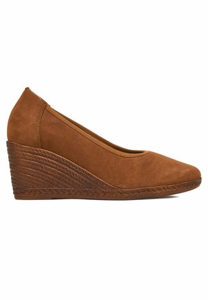 Brauner Keilschuh aus Wildleder mit geschlossener Spitze, abgerundetem Vorderteil und strukturiertem geflochtenem Plateaustiefe