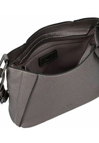 Bolso de mano de cuero gris con un acabado texturizado, que cuenta con múltiples compartimentos interiores y un bolsillo con cremallera. Incluye correa ajustable.