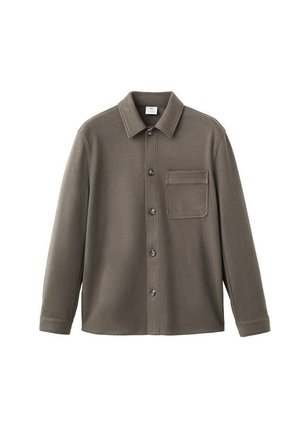 Chemise olive verte à boutons en tissu texturé ; présente un col, des manches longues et une poche poitrine avec un rabat étroit.