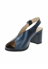 Zapato slingback de piel azul marino con punta abierta, tacón cuadrado y correa de tobillo ajustable. Presenta una textura suave y un diseño minimalista.
