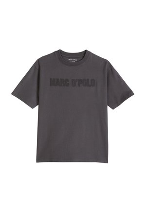 Ciemnoszara koszulka z krótkim rękawem i okrągłym dekoltem, z wytłoczonym napisem „MARC O'POLO” na wysokości klatki piersiowej, w dopasowanym ciemnoszarym kolorze liter.