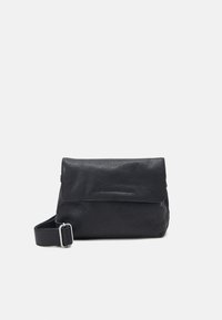 Borsa a tracolla in pelle nera con chiusura a patta, caratterizzata da una texture liscia e una tracolla regolabile, hardware minimale e dettagli di cucitura sottili.
