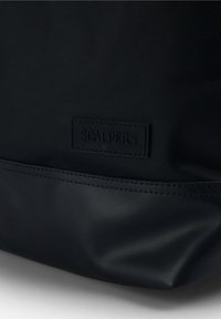 Schwarze Tasche aus strapazierfähigem Stoff mit einem glatten Lederboden. Verfügt über eine rechteckige Form und eine genähte Akzentuierung mit dem "SCALPERS"-Logo.
